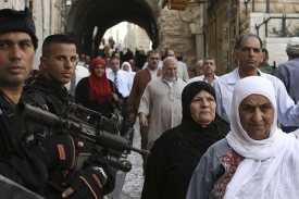 Palestinky u izraelské hraniční hlídky.